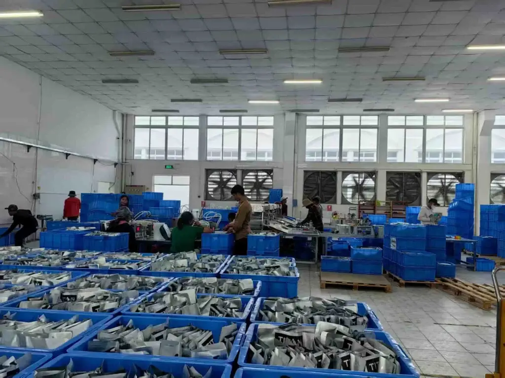 Quality-controlled hot and cold pack production area at Cryozin factory